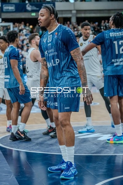 Szene mit Marcus Weathers (00; MLP Academics Heidelberg) und David NGuessan (1; Basketball Löwen Braunschweig)