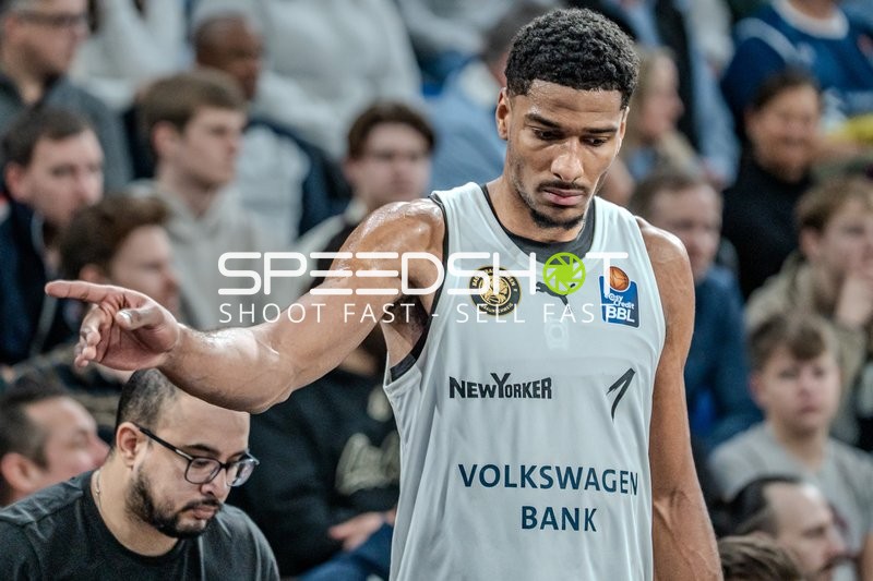 David NGuessan (1; Basketball Löwen Braunschweig) in Aktion