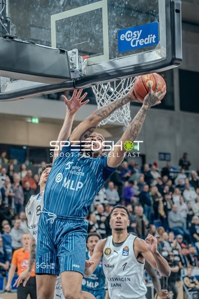 Spielaktion mit Marcus Weathers (00; MLP Academics Heidelberg) und David NGuessan (1; Basketball Löwen Braunschweig)