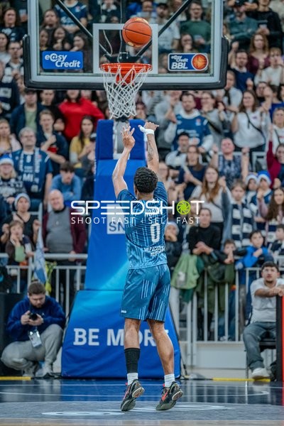 DJ Horne (0; MLP Academics Heidelberg) mit Wurf zum Korb