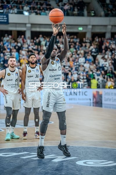 Barra Njie (13; Basketball Löwen Braunschweig) beim Wurf