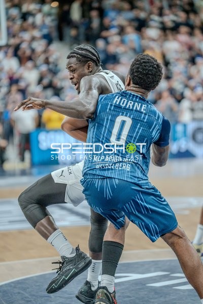 DJ Horne (0; MLP Academics Heidelberg) und Barra Njie (13; Basketball Löwen Braunschweig) in Aktion