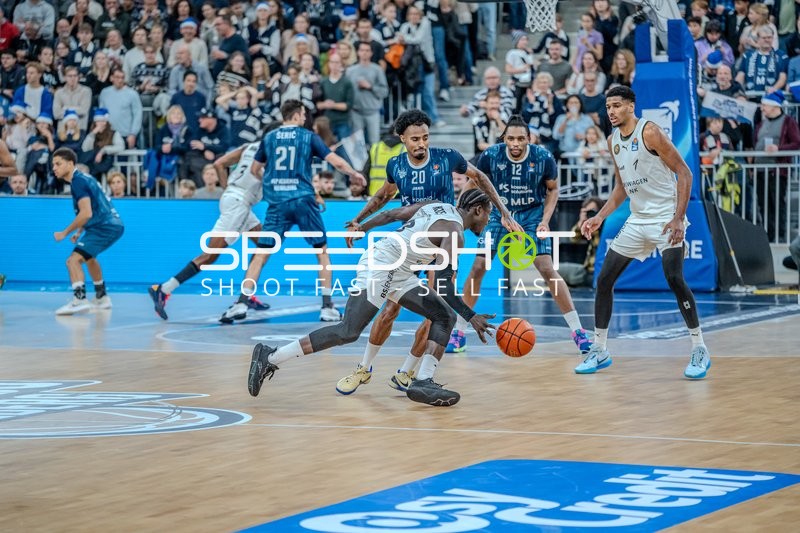 Spielaktion mit David NGuessan (1; Basketball Löwen Braunschweig) und Verteidigung