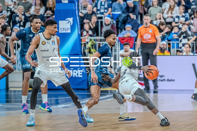 Szene mit Osun Osunniyi (12; MLP Academics Heidelberg) und David NGuessan (1; Basketball Löwen Braunschweig)