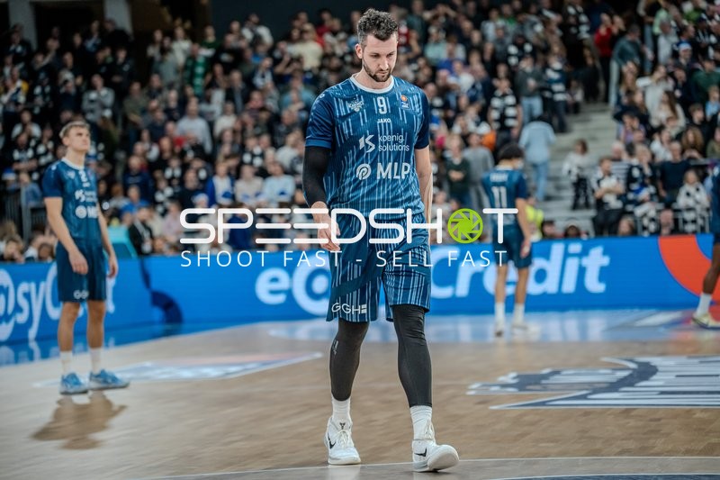Paul Zipser (9; MLP Academics Heidelberg) am Spielfeld