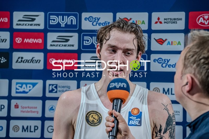 Spieler Benjamin Schröder (2; Basketball Löwen Braunschweig) bei Interview