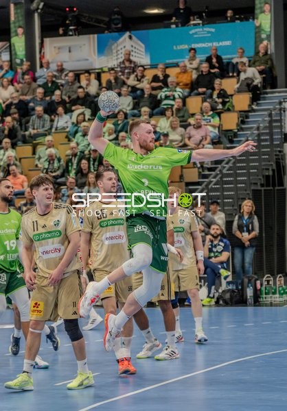 Szene mit Nikola Grahovac (2; HSG Wetzlar) und Hannes Feise (56; TSV Hannover Burgdorf)