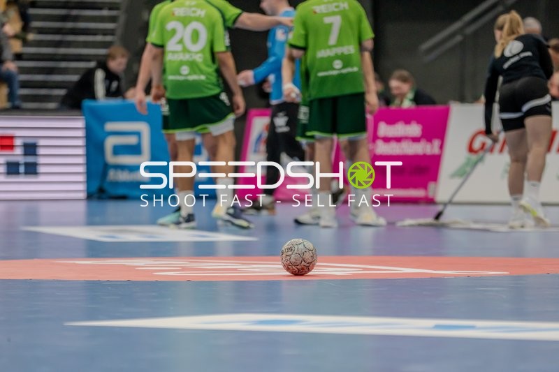 Handball-Szene mit Ball auf Spielfeld