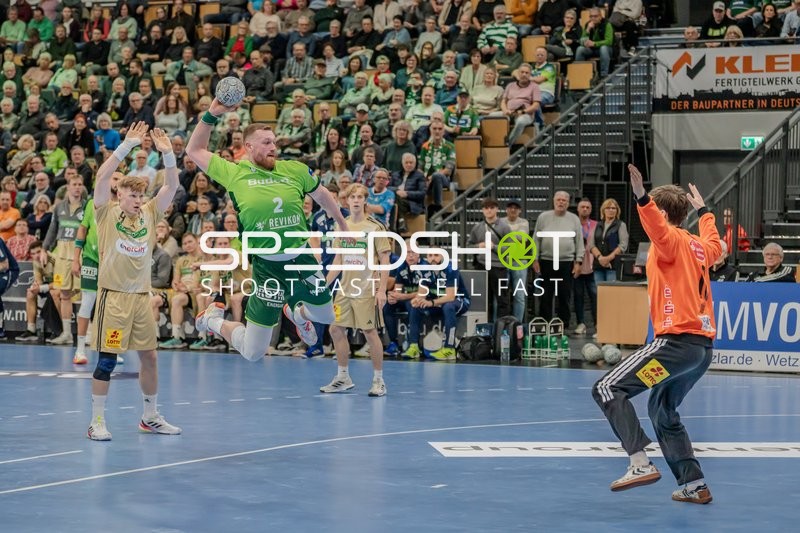 Nikola Grahovac (2; HSG Wetzlar) im Sprungwurf gegen Vilhelm Poulsen (9; TSV Hannover Burgdorf)