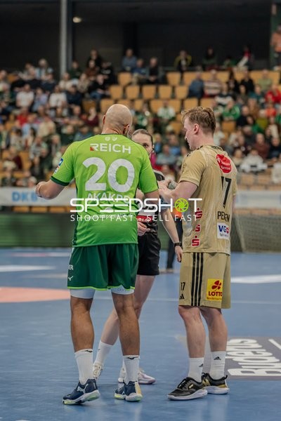 David Cyrill Akakpo (20; HSG Wetzlar) und August Baskar Pedersen (17; TSV Hannover Burgdorf) vor Schiedsrichter