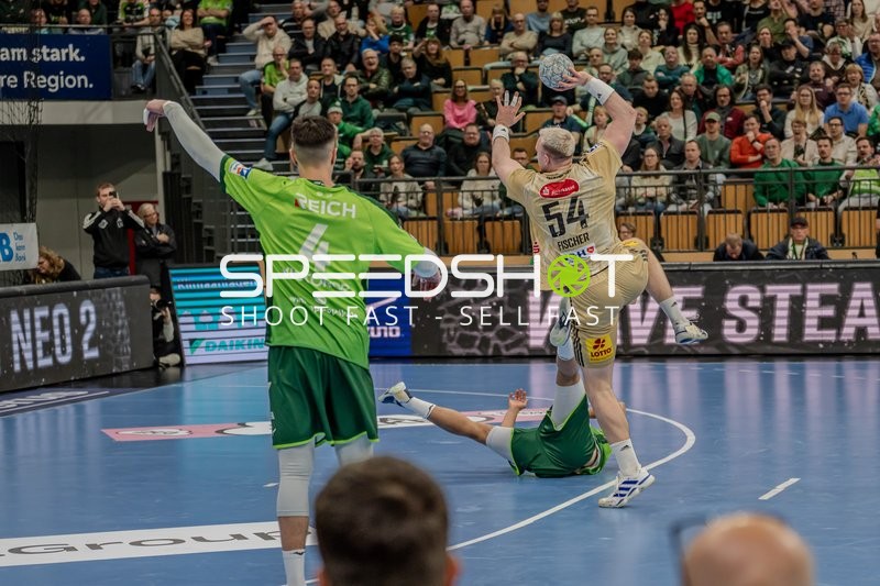 Justus Fischer (54; TSV Hannover Burgdorf) mit Wurf gegen Filip Vistorop (4; HSG Wetzlar)