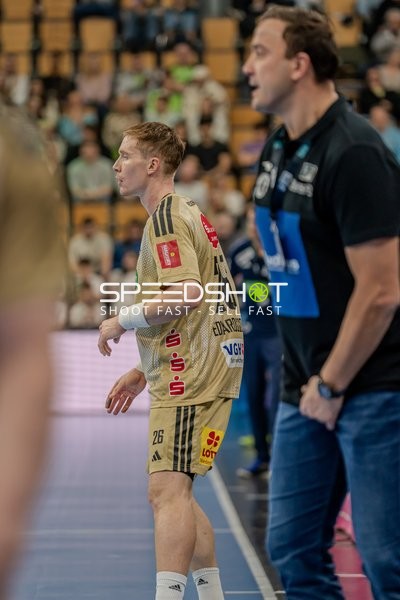 Szene mit 999; TSV Hannover Burgdorf und Jonathan Edvardsson (26; TSV Hannover Burgdorf)