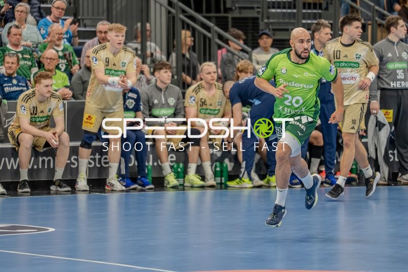 Szene mit David Cyrill Akakpo (20; HSG Wetzlar) und Joel Birlehm (35; TSV Hannover Burgdorf)