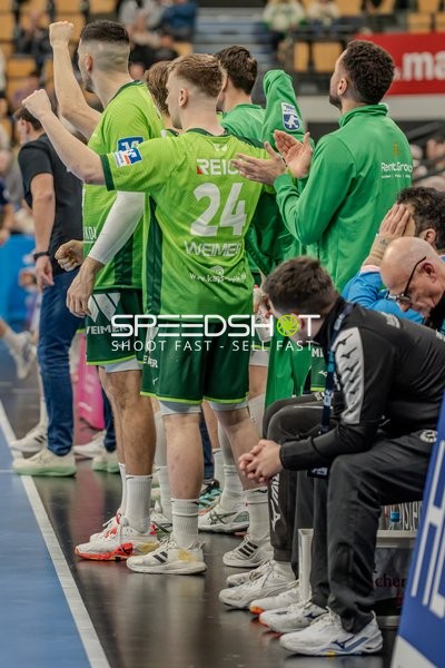 Szene mit Tizian Weimer (24; HSG Wetzlar) und Teamkollegen