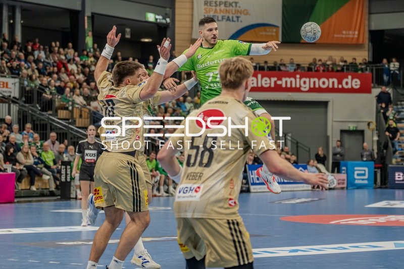 Stefan Cavor (77; HSG Wetzlar) im Sprungwurf gegen Daniel Weber (58; TSV Hannover Burgdorf) und Renars Uscins (10; TSV Hannover Burgdorf)