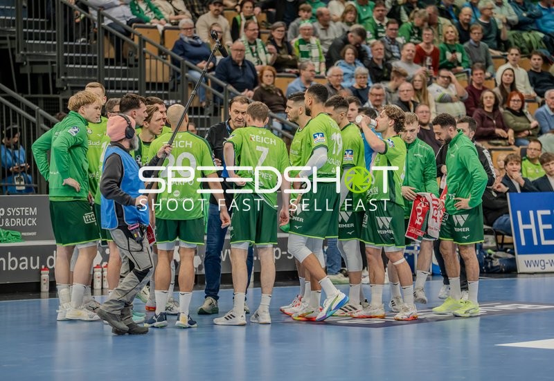 Szene mit Stefan Cavor (77; HSG Wetzlar) und Teamkollegen