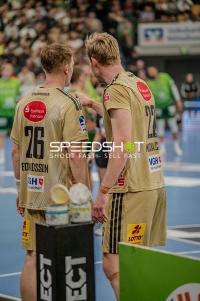 Szene mit Jonathan Edvardsson (26; TSV Hannover Burgdorf) und Marian Michalczik (22; TSV Hannover Burgdorf)