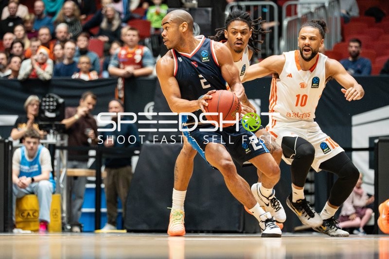 Spielaktion mit Markel Starks (2; Panionios Athen) und Kaza Kajami-Keane (10; NINERS Chemnitz)