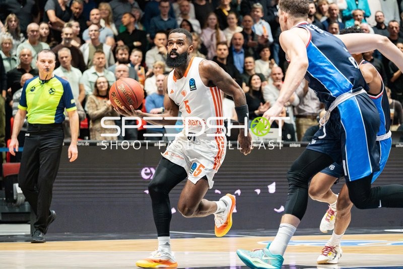 Corey Davis (5; NINERS Chemnitz) mit Ball in Aktion