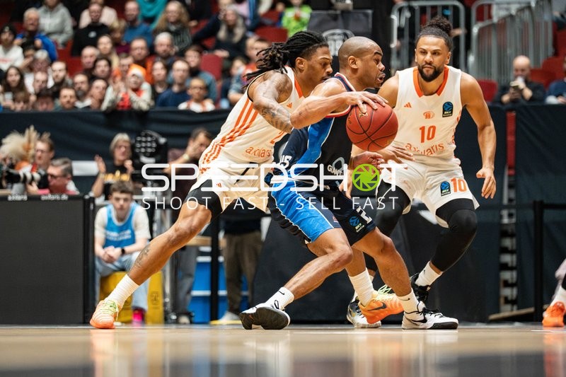 Kaza Kajami-Keane (10; NINERS Chemnitz) und Nike Sibande (2; NINERS Chemnitz) in Aktion