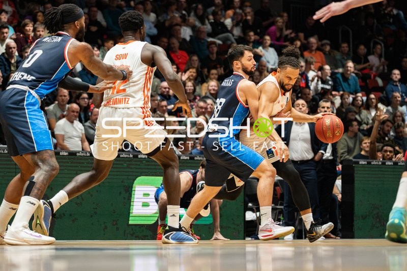 Nate Watson (0; Panionios Athen) und Amadou Sow (12; NINERS Chemnitz) im Zweikampf