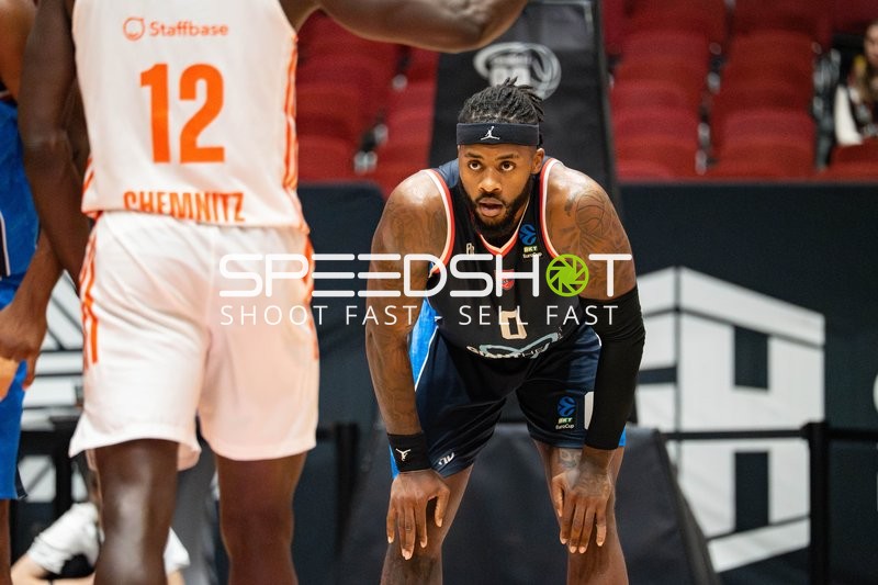 Nate Watson (0; Panionios Athen) und Amadou Sow (12; NINERS Chemnitz) in Aktion