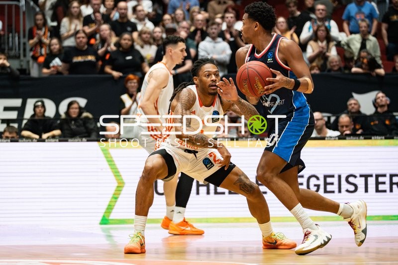 Yordan Minchev (91; NINERS Chemnitz) und Nike Sibande (2; NINERS Chemnitz) in Aktion