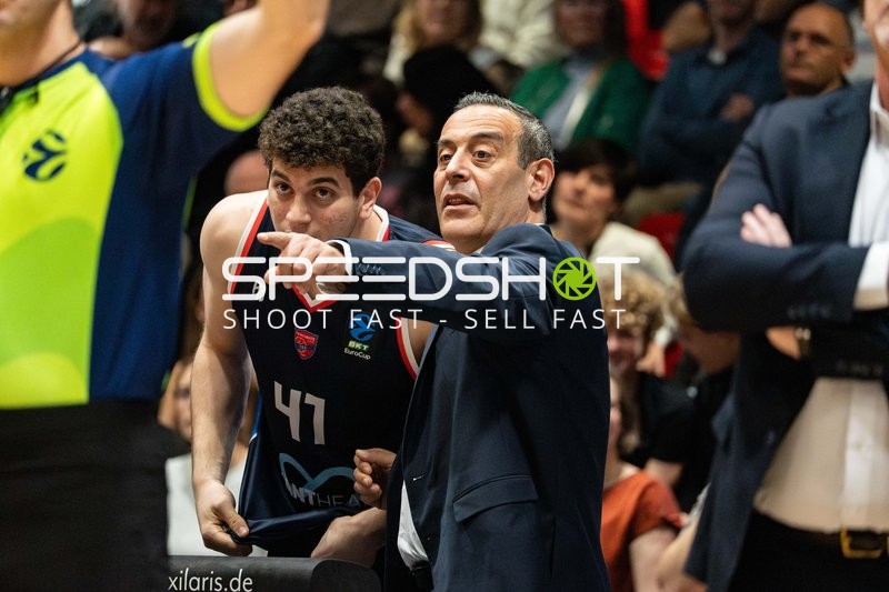 Trainer gibt Anweisungen bei Panionios Athen