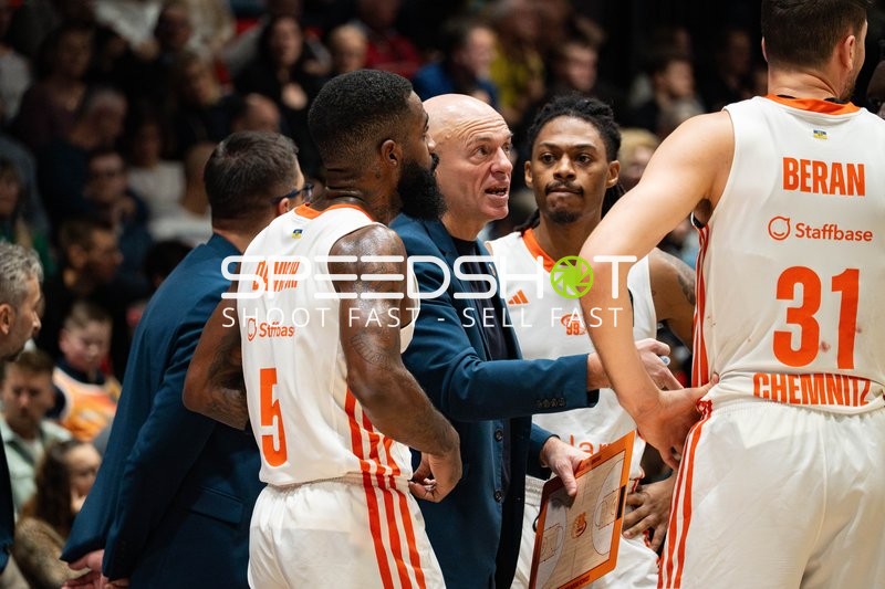 Rodrigo Pastore (999; NINERS Chemnitz) und Nike Sibande (2; NINERS Chemnitz) bei Ansprache