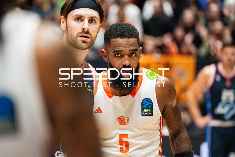 George Papas (3; Panionios Athen) und Corey Davis (5; NINERS Chemnitz) in Aktion