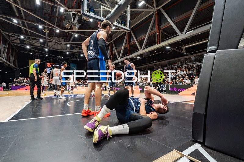 Basketball-Szene mit Spielern auf dem Spielfeld