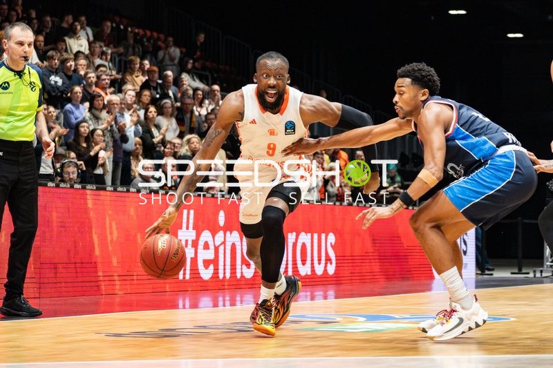 John Newman III (9; NINERS Chemnitz) mit Ball