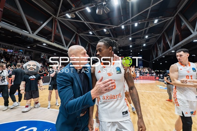 Ty Brewer (15; NINERS Chemnitz) mit Trainer Rodrigo Pastore (999; NINERS Chemnitz) und Yordan Minchev (91; NINERS Chemnitz)