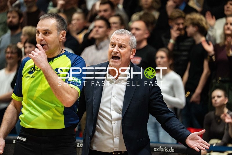 Trainer und Schiedsrichter in Diskussion