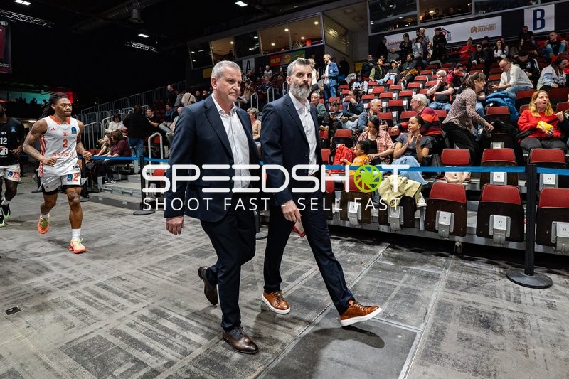 Nike Sibande (2; NINERS Chemnitz) am Spielfeldrand