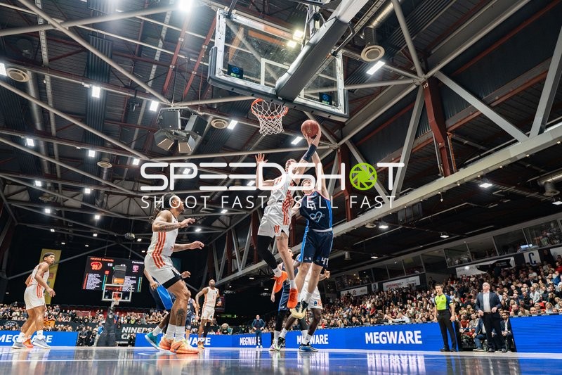 91; Panionios Athen und 47; NINERS Chemnitz in Aktion