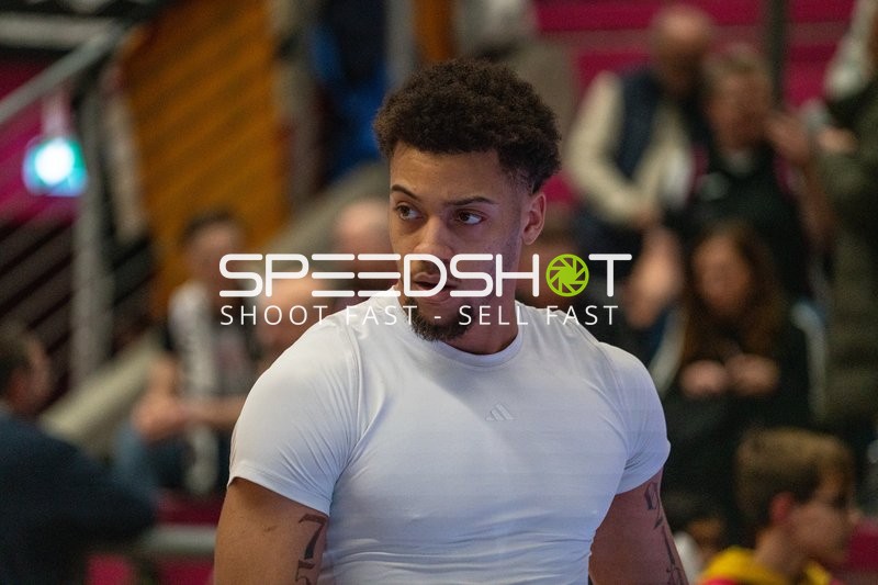 Alijah Comithier (2; Telekom Baskets Bonn) in Aktion