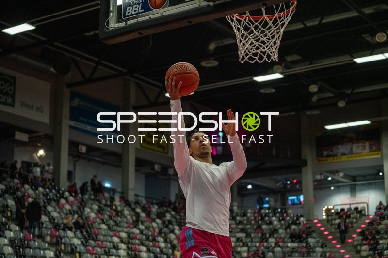 Joel Aminu (21; Telekom Baskets Bonn) am Spielfeldrand