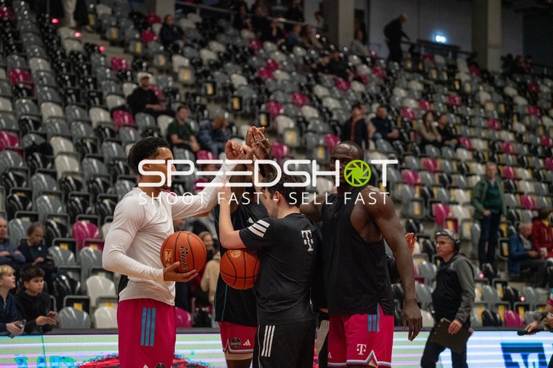 Szene mit Joel Aminu (21; Telekom Baskets Bonn) und Tylan Birts (5; Telekom Baskets Bonn)