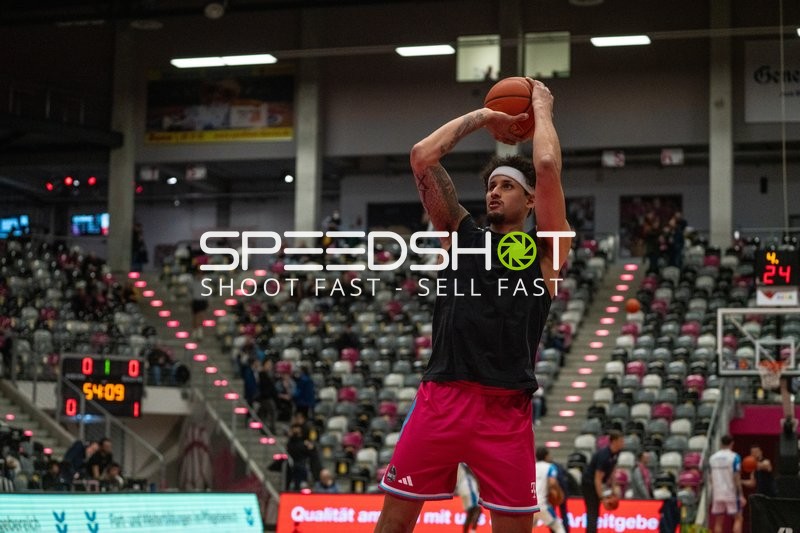 Michael Kessens (6; Telekom Baskets Bonn) in Aktion