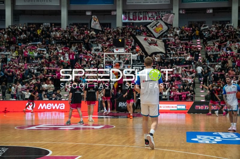 Weitwinkel-Aufnahme von Till Pape (19, Frankfurt Skyliners) vor der Tribune in der Arena mit Publikum.