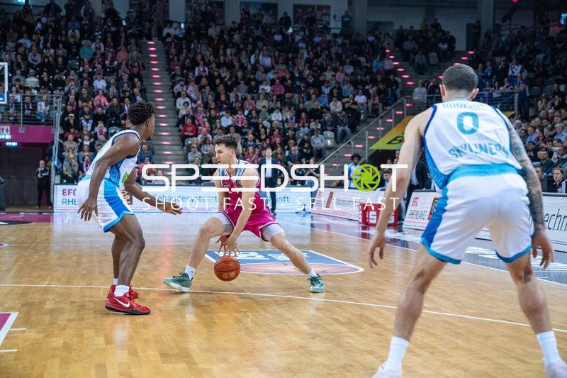 Grayson Murphy (7; Telekom Baskets Bonn) mit Ball