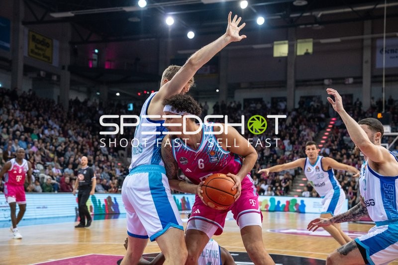 Michael Kessens (6; Telekom Baskets Bonn) und Ryan Hawkins (33; Frankfurt Skyliners) in Aktion