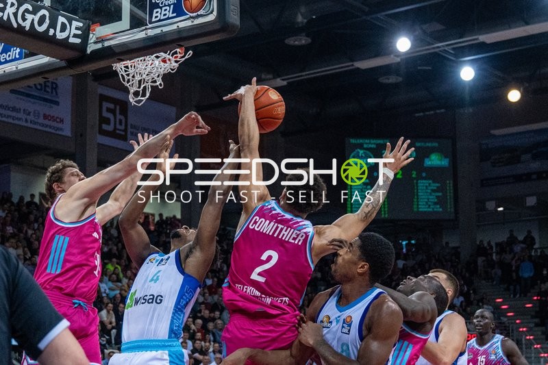 Alijah Comithier (2; Telekom Baskets Bonn) blockt den Ball von Nahiem Alleyne (4, Frankfurt Skyliners)