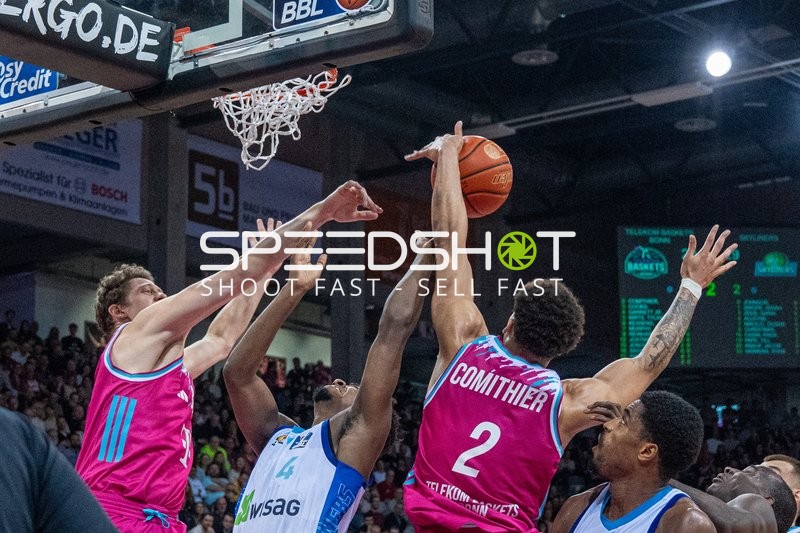 Alijah Comithier (2; Telekom Baskets Bonn) und Jeff Garrett Jr. (4; Telekom Baskets Bonn) im Wurf gegen Nahiem Alleyne (4; Frankfurt Skyliners)