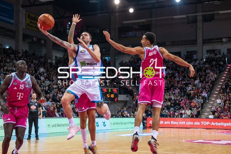 Logan Johnson (0; Frankfurt Skyliners) mit Wurf