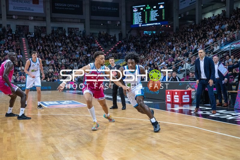Jacob Knauf (25; Frankfurt Skyliners) mit Ball gegen Alijah Comithier (2; Telekom Baskets Bonn)