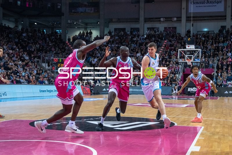 Jacob Knauf (25; Frankfurt Skyliners) mit Ball in Aktion