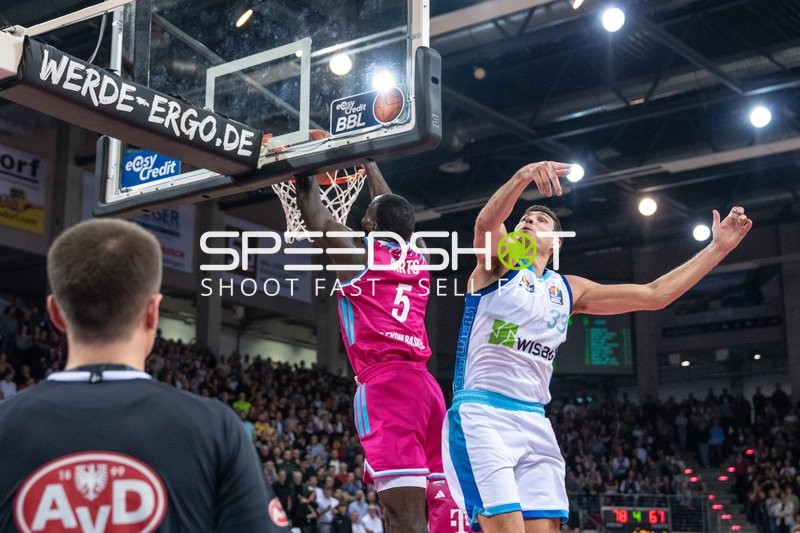 Tylan Birts (5; Telekom Baskets Bonn) dunkt den Ball über Ryan Hawkins (33; Frankfurt Skyliners) in Aktion