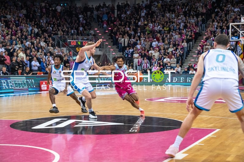 Zachery Cooks (3; Telekom Baskets Bonn) mit Ball und Zug zum Korb gegen Till Pape (19, Frankfurt Skyliners)